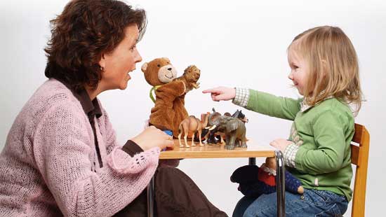 Spielsituation zwischen Mutter und Kind.